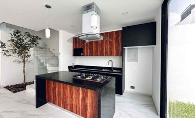 Casa nueva con roof top en Coto Savia Central