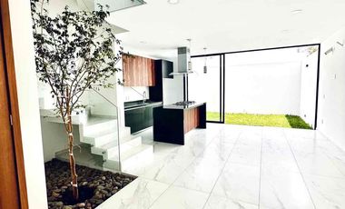 Casa nueva con roof top en Coto Savia Central