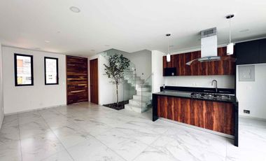 Casa nueva con roof top en Coto Savia Central
