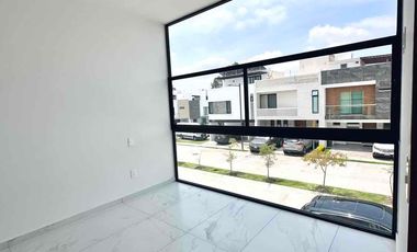 Casa nueva con roof top en Coto Savia Central