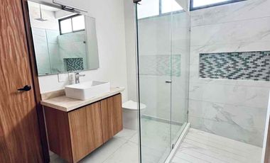 Casa nueva con roof top en Coto Savia Central