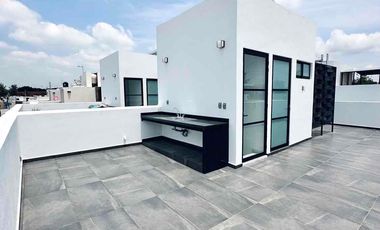 Casa nueva con roof top en Coto Savia Central