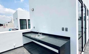 Casa nueva con roof top en Coto Savia Central