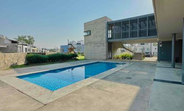Casa nueva con roof top en Coto Savia Central