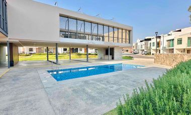 Casa nueva con roof top en Coto Savia Central