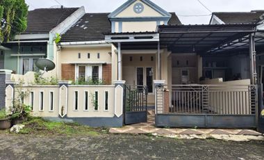 Disewakan Rumah Murah 1,5 Lantai Ada 3 Kamar Dekat Stasiun
