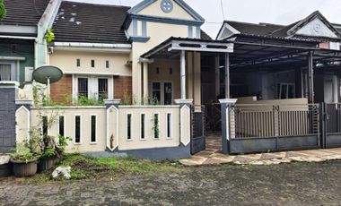 Disewakan Rumah Murah 1,5 Lantai Ada 3 Kamar Dekat Stasiun