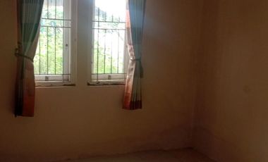 Disewakan Rumah Murah 1,5 Lantai Ada 3 Kamar Dekat Stasiun
