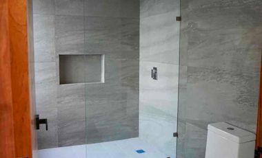 Se vende casa en lote esquinero