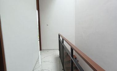 Jual Rumah MODERN desain HARGA MENARIK di Setraduta Setra duta dekat tol Pasteur Bandung