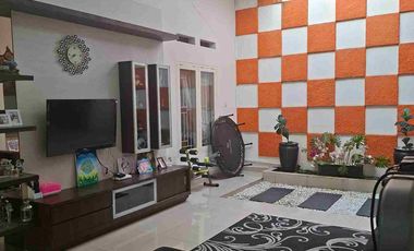 DIJUAL RUMAH DENGAN INTERIOR DAN PERABOTAN