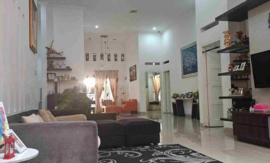 DIJUAL RUMAH DENGAN INTERIOR DAN PERABOTAN