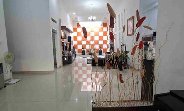 DIJUAL RUMAH DENGAN INTERIOR DAN PERABOTAN