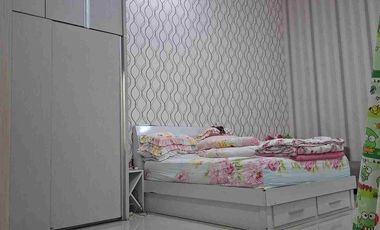 DIJUAL RUMAH DENGAN INTERIOR DAN PERABOTAN