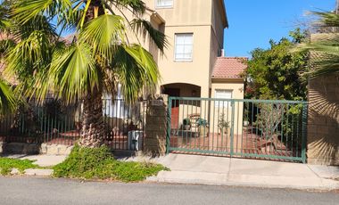 Venta de Hermosa Casa de 3 Pisos en Condominio Valle Lo Campino – Quilicura | 189 m², 4D / 3B / 3 Est.