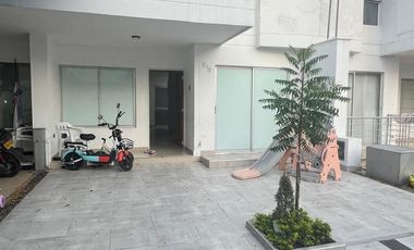 VENDO CASA AVENIDA LIBERTADORES