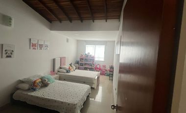 VENDO CASA AVENIDA LIBERTADORES