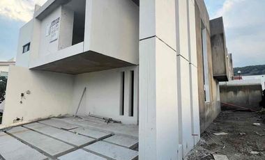 ESTRENA CASA EN ESQUINA DENTRO DEL FRACCIONAMIENTO BOSQUES DE SANTA ANITA, PREVENTA.