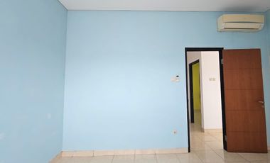 Di jual rumah 2 lantai, strategis dekat pintu Tol  Pamulang dan tidak banjir, Cluster Greenwoods Pamulang tangerang selatan, direct owner