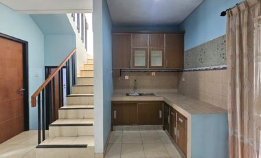 Di jual rumah 2 lantai, strategis dekat pintu Tol  Pamulang dan tidak banjir, Cluster Greenwoods Pamulang tangerang selatan, direct owner
