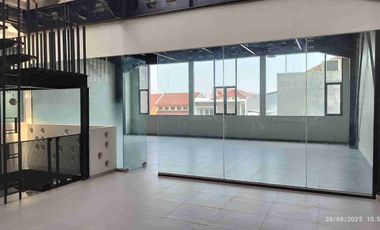 Gedung pinggir jalan bangunan baru di kelapa gading