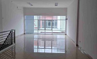 Dijual murah ruko 2 lt siap huni sudah di renov di dekat pintu tol Sawangan