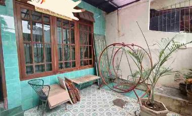 Rumah hitung tanah pinggir jalan dan bebas banjir di daerah Tomang Asli Jakarta Barat