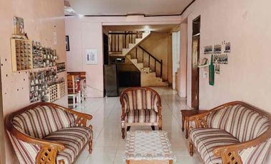 rumah second 2lt Pondok Chandra dekat Merr Surabaya