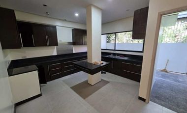 Newly Renovated 5BR Townhouse with 2-Car Garage FOR LEASE in White Plains, QC