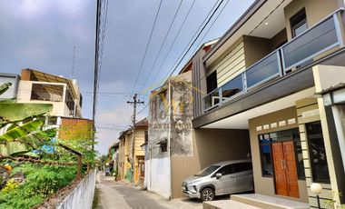 RUMAH 2 LANTAI DIJUAL DEKAT TUGU JOGJA COCOK DIJADIKAN GUEST HOUSE