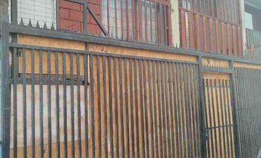 vendo Casa Sólida de 2pisos por terminal agropecuario de Iquique. 4Dormitorios 2Baños.