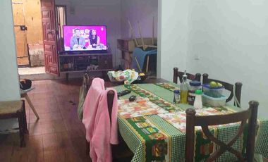 vendo Casa Sólida de 2pisos por terminal agropecuario de Iquique. 4Dormitorios 2Baños.