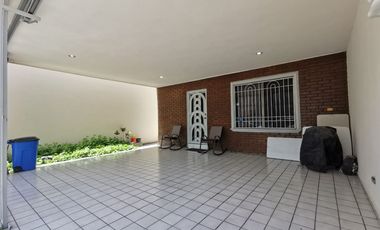 Valle del Contry Amplia residencia de 4 recámaras