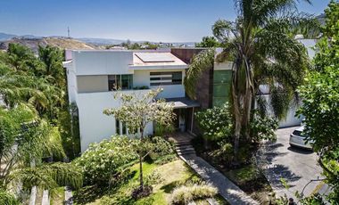 GRAN RESIDENCIA CON ALBERCA Y AMPLIO JARDIN EN CAÑADAS