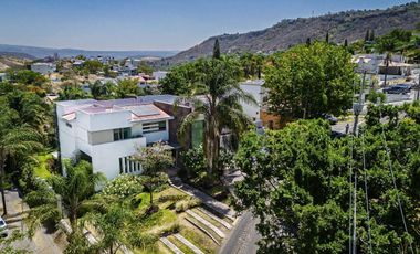 GRAN RESIDENCIA CON ALBERCA Y AMPLIO JARDIN EN CAÑADAS