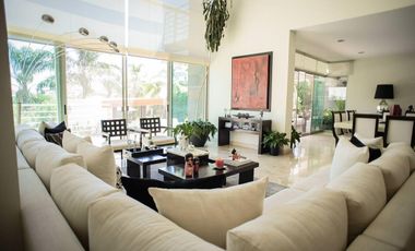 GRAN RESIDENCIA CON ALBERCA Y AMPLIO JARDIN EN CAÑADAS