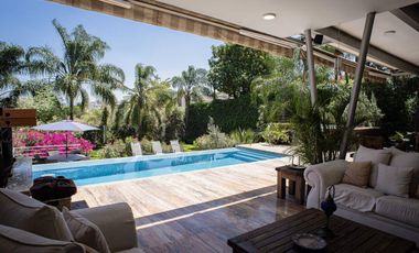 GRAN RESIDENCIA CON ALBERCA Y AMPLIO JARDIN EN CAÑADAS