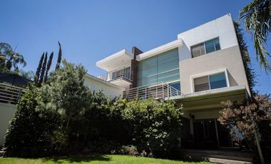 GRAN RESIDENCIA CON ALBERCA Y AMPLIO JARDIN EN CAÑADAS