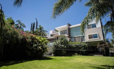GRAN RESIDENCIA CON ALBERCA Y AMPLIO JARDIN EN CAÑADAS