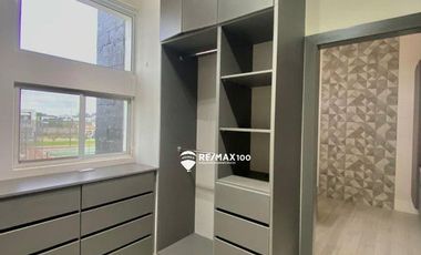 SE VENDE CASA EXCLUSIVA EN URB. PALERMO EN MACHALA
