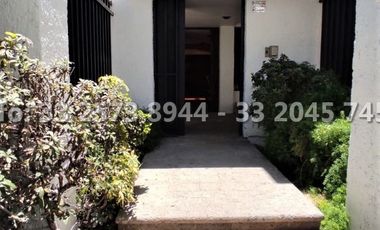 Casa con amplio jardin cerca de Plaza del Sol