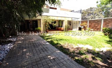 Casa con amplio jardin cerca de Plaza del Sol