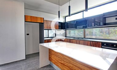 Casa en Venta en Cancun en Residencial Lagos del Sol con Alberca