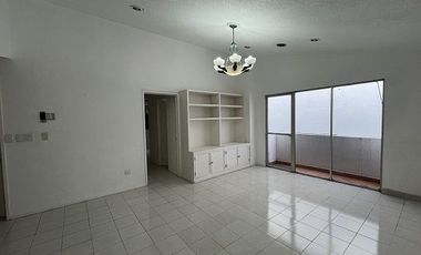 Casa en venta en Lomas de Cuernavaca de 1101 m2 con jardin, alberca, terraza, palapa y bungalows