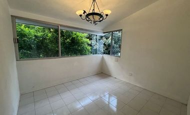 Casa en venta en Lomas de Cuernavaca de 1101 m2 con jardin, alberca, terraza, palapa y bungalows
