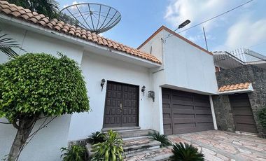 Casa en venta en Lomas de Cuernavaca de 1101 m2 con jardin, alberca, terraza, palapa y bungalows