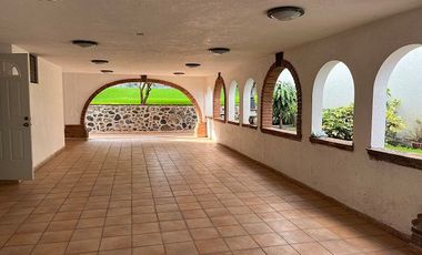 Casa en venta en Lomas de Cuernavaca de 1101 m2 con jardin, alberca, terraza, palapa y bungalows