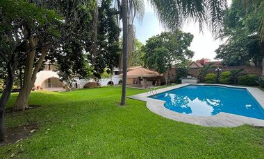 Casa en venta en Lomas de Cuernavaca de 1101 m2 con jardin, alberca, terraza, palapa y bungalows