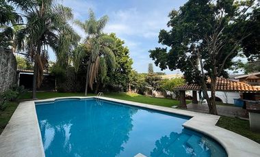Casa en venta en Lomas de Cuernavaca de 1101 m2 con jardin, alberca, terraza, palapa y bungalows
