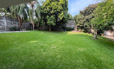 Casa en venta en Lomas de Cuernavaca de 1101 m2 con jardin, alberca, terraza, palapa y bungalows